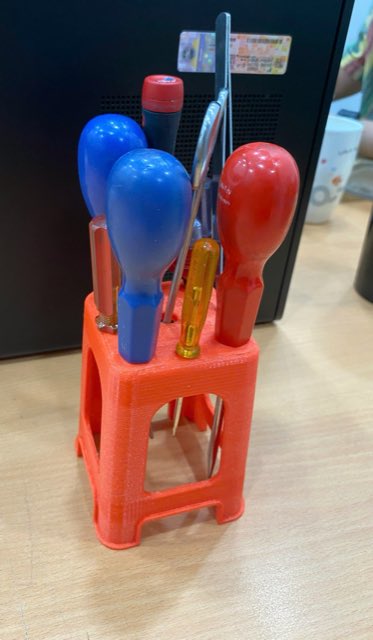 Ghế Nhựa Tool Stand - Chiếc Ghế Nhựa Cho Góc Làm Việc Của Bạn